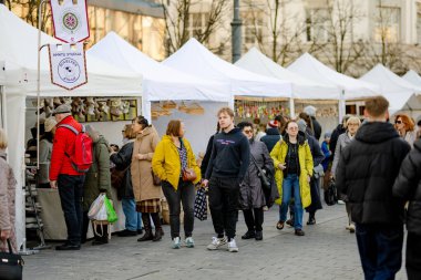 VILNIUS, LITHUANIA - 4 Mart 2025: Kaziuko muge veya Kaziukas 'a katılan yüzlerce kişi, geleneksel Paskalya pazarında, her yıl Eski Şehir sokaklarında el sanatları fuarı düzenleniyor.