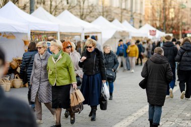 VILNIUS, LITHUANIA - 4 Mart 2025: Kaziuko muge veya Kaziukas 'a katılan yüzlerce kişi, geleneksel Paskalya pazarında, her yıl Eski Şehir sokaklarında el sanatları fuarı düzenleniyor.