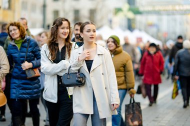 VILNIUS, LITHUANIA - 4 Mart 2025: Kaziuko muge veya Kaziukas 'a katılan yüzlerce kişi, geleneksel Paskalya pazarında, her yıl Eski Şehir sokaklarında el sanatları fuarı düzenleniyor.