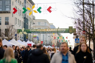 VILNIUS, LITHUANIA - 4 Mart 2025: Kaziuko muge veya Kaziukas 'a katılan yüzlerce kişi, geleneksel Paskalya pazarında, her yıl Eski Şehir sokaklarında el sanatları fuarı düzenleniyor.