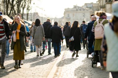 VILNIUS, LITHUANIA - 4 Mart 2025: Kaziuko muge veya Kaziukas 'a katılan yüzlerce kişi, geleneksel Paskalya pazarında, her yıl Eski Şehir sokaklarında el sanatları fuarı düzenleniyor.