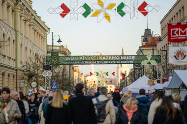 VILNIUS, LITHUANIA - 4 Mart 2025: Kaziuko muge veya Kaziukas 'a katılan yüzlerce kişi, geleneksel Paskalya pazarında, her yıl Eski Şehir sokaklarında el sanatları fuarı düzenleniyor.