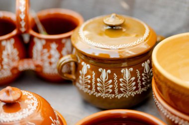 Seramik yemekler, sofra takımı ve sürahiler Kaziuko muge veya Kaziukas bahar fuarında satılıyor, Litvanya 'nın Vilnius kentindeki geleneksel Paskalya pazarı.