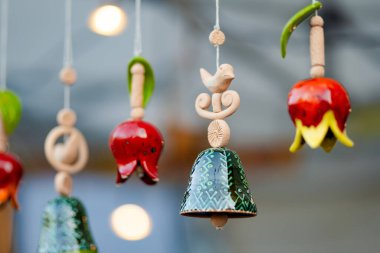 Renkli seramik çanlar ve Vilnius 'taki Paskalya pazarında satılan diğer süslemeler. Litvanya başkentinin geleneksel el sanatları fuarı her Mart ayında Old Town sokaklarında düzenleniyor.