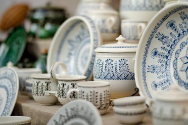 Seramik yemekler, sofra takımı ve sürahiler Kaziuko muge veya Kaziukas bahar fuarında satılıyor, Litvanya 'nın Vilnius kentindeki geleneksel Paskalya pazarı.