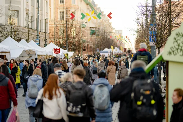 VILNIUS, LITHUANIA - 4 Mart 2025: Kaziuko muge veya Kaziukas 'a katılan yüzlerce kişi, geleneksel Paskalya pazarında, her yıl Eski Şehir sokaklarında el sanatları fuarı düzenleniyor.