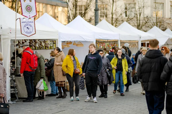 VILNIUS, LITHUANIA - 4 Mart 2025: Kaziuko muge veya Kaziukas 'a katılan yüzlerce kişi, geleneksel Paskalya pazarında, her yıl Eski Şehir sokaklarında el sanatları fuarı düzenleniyor.