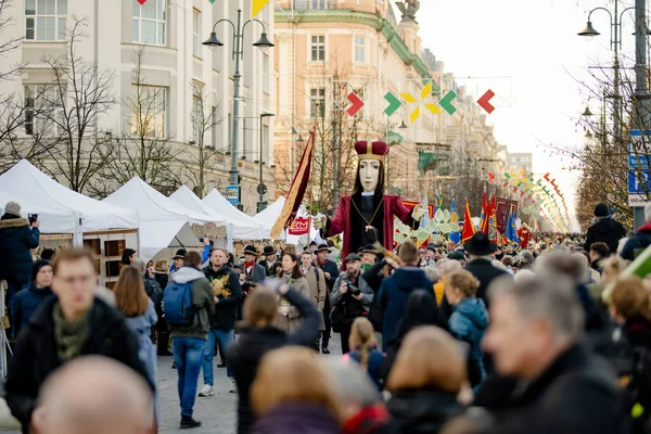 VILNIUS, LITHUANIA - 4 Mart 2025: Kaziuko muge veya Kaziukas, geleneksel Paskalya pazarı sırasında mizahi geçit törenine katılan neşeli insanlar, her Mart ayında Old Town sokaklarında el sanatları fuarı düzenleniyor.