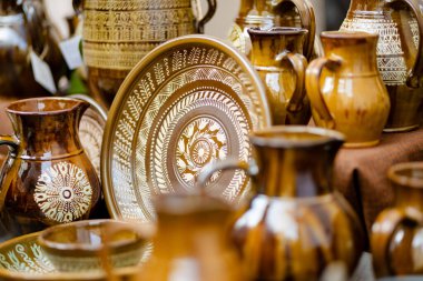 Seramik yemekler, sofra takımı ve sürahiler Kaziuko muge veya Kaziukas bahar fuarında satılıyor, Litvanya 'nın Vilnius kentindeki geleneksel Paskalya pazarı.