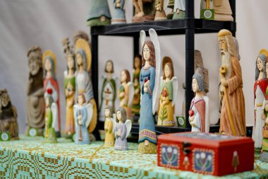 Vilnius 'taki Paskalya pazarında satılan sevimli ahşap melekler. Litvanya başkentinin geleneksel el sanatları fuarı her Mart ayında Old Town sokaklarında düzenleniyor.