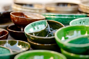 Seramik yemekler, sofra takımı ve sürahiler Kaziuko muge veya Kaziukas bahar fuarında satılıyor, Litvanya 'nın Vilnius kentindeki geleneksel Paskalya pazarı.