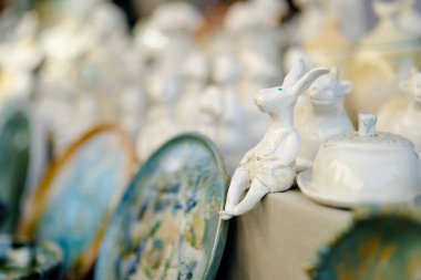 Seramik yemekler, sofra takımı ve sürahiler Kaziuko muge veya Kaziukas bahar fuarında satılıyor, Litvanya 'nın Vilnius kentindeki geleneksel Paskalya pazarı.