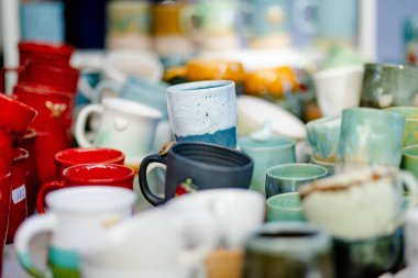 Seramik yemekler, sofra takımı ve sürahiler Kaziuko muge veya Kaziukas bahar fuarında satılıyor, Litvanya 'nın Vilnius kentindeki geleneksel Paskalya pazarı.