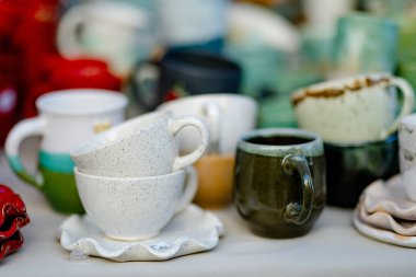 Seramik yemekler, sofra takımı ve sürahiler Kaziuko muge veya Kaziukas bahar fuarında satılıyor, Litvanya 'nın Vilnius kentindeki geleneksel Paskalya pazarı.