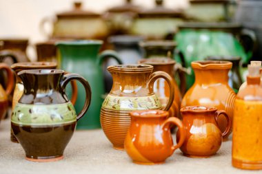 Seramik yemekler, sofra takımı ve sürahiler Kaziuko muge veya Kaziukas bahar fuarında satılıyor, Litvanya 'nın Vilnius kentindeki geleneksel Paskalya pazarı.