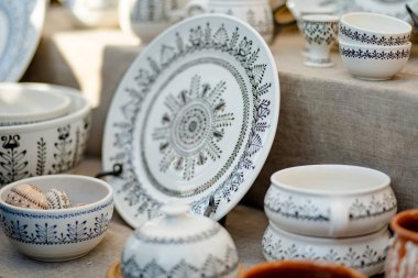 Seramik yemekler, sofra takımı ve sürahiler Kaziuko muge veya Kaziukas bahar fuarında satılıyor, Litvanya 'nın Vilnius kentindeki geleneksel Paskalya pazarı.