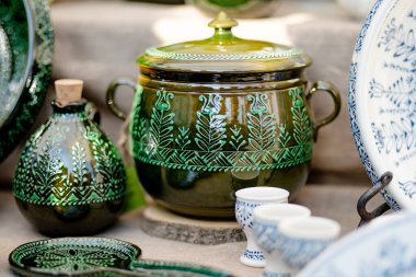 Seramik yemekler, sofra takımı ve sürahiler Kaziuko muge veya Kaziukas bahar fuarında satılıyor, Litvanya 'nın Vilnius kentindeki geleneksel Paskalya pazarı.