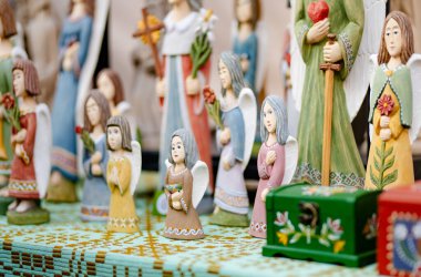 Vilnius 'taki Paskalya pazarında satılan sevimli ahşap melekler. Litvanya başkentinin geleneksel el sanatları fuarı her Mart ayında Old Town sokaklarında düzenleniyor.