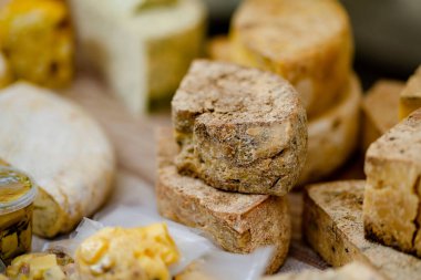 Vilnius 'taki açık hava çiftçi pazarında satılık ev yapımı peynir. Geleneksel bahar festivali Litvanya 'nın başkentinde düzenlendi.