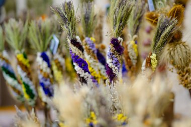 Vilnius 'taki Paskalya pazarında Kaziukas' ta satılan verbolar olarak bilinen geleneksel Litvanya Paskalya palmiyeleri. Litvanya başkentinin geleneksel el sanatları fuarı her Mart ayında Old Town sokaklarında düzenleniyor.