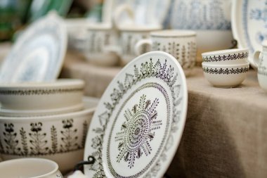 Seramik yemekler, sofra takımı ve sürahiler Kaziuko muge veya Kaziukas bahar fuarında satılıyor, Litvanya 'nın Vilnius kentindeki geleneksel Paskalya pazarı.