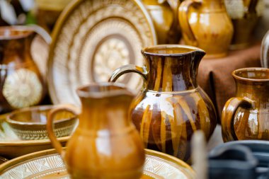 Seramik yemekler, sofra takımı ve sürahiler Kaziuko muge veya Kaziukas bahar fuarında satılıyor, Litvanya 'nın Vilnius kentindeki geleneksel Paskalya pazarı.