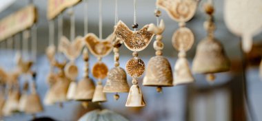 Renkli seramik çanlar ve Vilnius 'taki Paskalya pazarında satılan diğer süslemeler. Litvanya başkentinin geleneksel el sanatları fuarı her Mart ayında Old Town sokaklarında düzenleniyor.