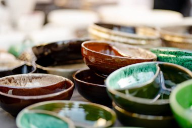 Seramik yemekler, sofra takımı ve sürahiler Kaziuko muge veya Kaziukas bahar fuarında satılıyor, Litvanya 'nın Vilnius kentindeki geleneksel Paskalya pazarı.