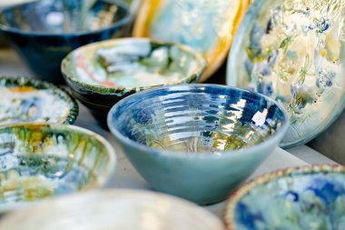 Seramik yemekler, sofra takımı ve sürahiler Kaziuko muge veya Kaziukas bahar fuarında satılıyor, Litvanya 'nın Vilnius kentindeki geleneksel Paskalya pazarı.