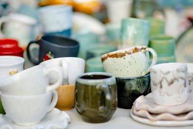 Seramik yemekler, sofra takımı ve sürahiler Kaziuko muge veya Kaziukas bahar fuarında satılıyor, Litvanya 'nın Vilnius kentindeki geleneksel Paskalya pazarı.