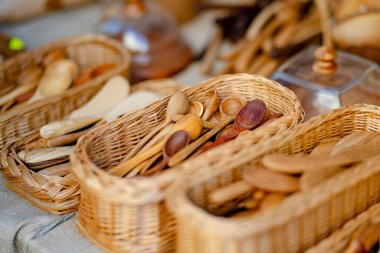 Vilnius 'taki Paskalya pazarında satılan ahşap mutfak gereçleri ve aletler. Litvanya başkentinin geleneksel el sanatları fuarı her Mart ayında Old Town sokaklarında düzenleniyor
