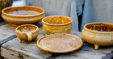 Seramik yemekler, sofra takımı ve sürahiler Kaziuko muge veya Kaziukas bahar fuarında satılıyor, Litvanya 'nın Vilnius kentindeki geleneksel Paskalya pazarı.