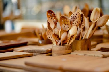 Vilnius 'taki Paskalya pazarında satılan ahşap mutfak gereçleri ve aletler. Litvanya başkentinin geleneksel el sanatları fuarı her Mart ayında Old Town sokaklarında düzenleniyor