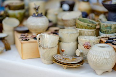 Seramik yemekler, sofra takımı ve sürahiler Kaziuko muge veya Kaziukas bahar fuarında satılıyor, Litvanya 'nın Vilnius kentindeki geleneksel Paskalya pazarı.