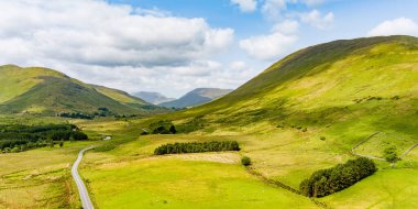 İrlanda 'daki Connemara bölgesinin güzel hava manzarası. Ufukta muhteşem dağları olan İrlanda manzaralı Galway ilçesi, İrlanda.