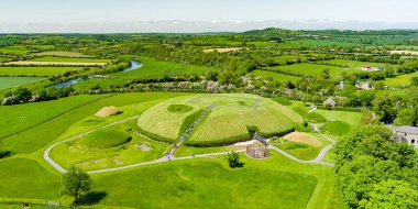 İrlanda 'daki en büyük ve en dikkate değer antik anıt olan Knowth' un havadan görünüşü. Bru na Boinne Dünya Mirası Bölgesi 'nin bir parçası olan, Boyne Nehri Vadisi' nin muhteşem tarih öncesi geçit mezarları..