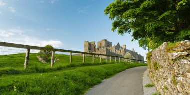 Cashel Kayası, Ayrıca Kings Cashel ve St Patrick's Rock, Cashel, County Tipperary bulunan tarihi bir site olarak da bilinir. İrlanda'nın en ünlü turistik biri.