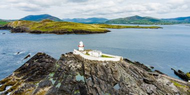 Cromwell Point 'teki Valentia Adası Deniz Feneri' nin güzel hava manzarası. Vahşi Atlantik Yolu 'nda ziyaret etmeye değer yerler. Güneşli yaz gününde İrlanda manzaralı kırsal kesim, Kerry County, İrlanda.