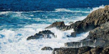 Malin Head 'deki sert ve kayalık sahil, İrlanda' nın en kuzeyindeki nokta, Vahşi Atlantik Yolu, muhteşem kıyı yolu. Doğanın harikaları. Sayısız Keşif Noktaları. Ortak Donegal