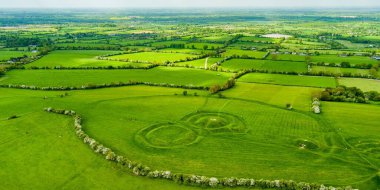 Bir dizi antik anıtiçeren ve geleneğe göre İrlanda Yüksek Kralı, County Meath, İrlanda'nın merkezi olarak kullanılan bir arkeolojik kompleks olan Tara Tepesi'nin havadan görünümü