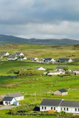 Malin Head 'deki tipik İrlanda evleri, İrlanda' nın en kuzey noktası, ünlü Vahşi Atlantik Yolu, muhteşem kıyı yolu. Doğanın harikaları. Sayısız Keşif Noktaları. Ortak Donegal