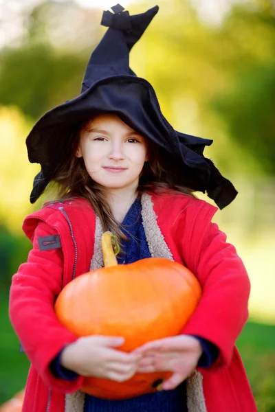Menina vestindo traje halloween — Fotografia de Stock