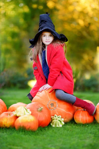 Kleines Mädchen im Halloween-Kostüm — Stockfoto