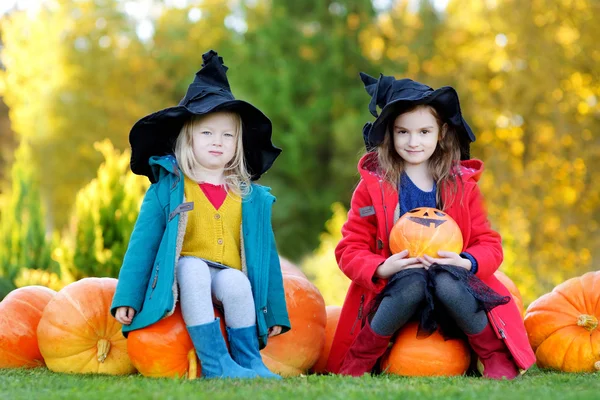 Meninas vestindo traje halloween — Fotografia de Stock