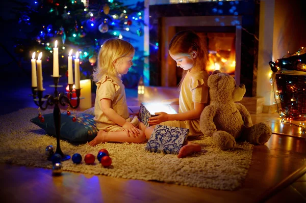 Niñas abriendo regalo de Navidad — Foto de Stock