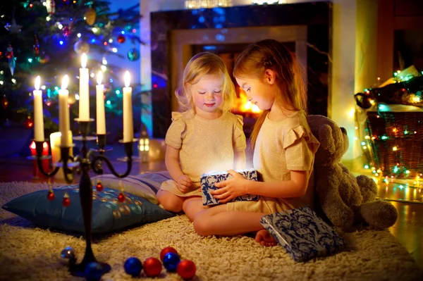 Little girls opening Christmas gift — Stock Photo, Image