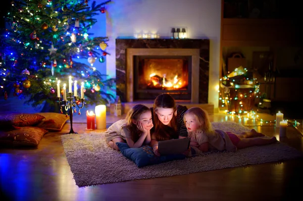 Mother and daughters using tablet pc — Stock Photo, Image