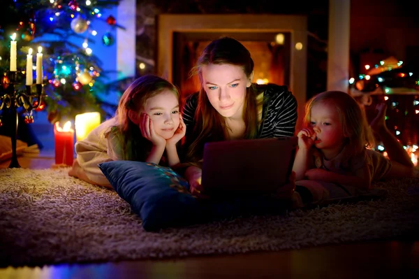 Mother and daughters using tablet pc — Stock Photo, Image