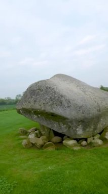 Brownshill Dolmen 'in havadan dikey görüntüsü, resmi adıyla Kernanstown Cromlech, İrlanda' nın Carlow ilçesinde 103 ton ağırlığında muhteşem bir megalitik granit kapak taşı.