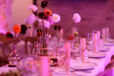 Bir olay partisi için tablo ayarlandı